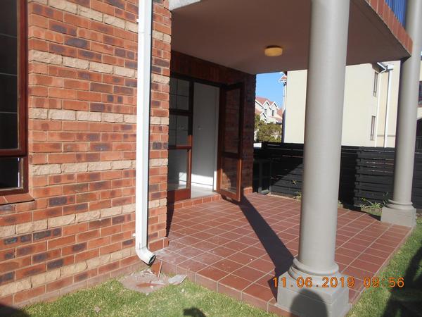 RENTAL PROPERTY ON SHOW SATURDAY 3 AUGUST 2019 FROM 8:00AM TO 8:30AM

Perfect lock-up-and-go !

This garden unit comprises of an open plan lounge leading out onto covered patio, kitchen, 2 tiled bedrooms, 2 bathrooms. x2 Allocated parking bays & ample visitors parking.

24-hour guard security in well run complex. Easy access to the N1 and close to all major amenities and Sandton’s CBD.