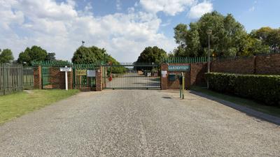Townhouse For Rent in Farrarmere, Benoni