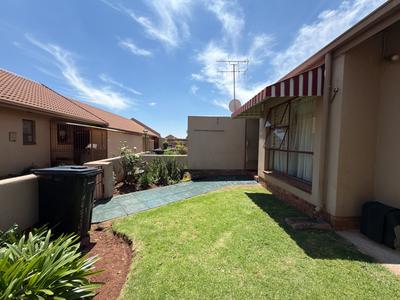 Townhouse For Rent in Birchleigh North, Kempton Park